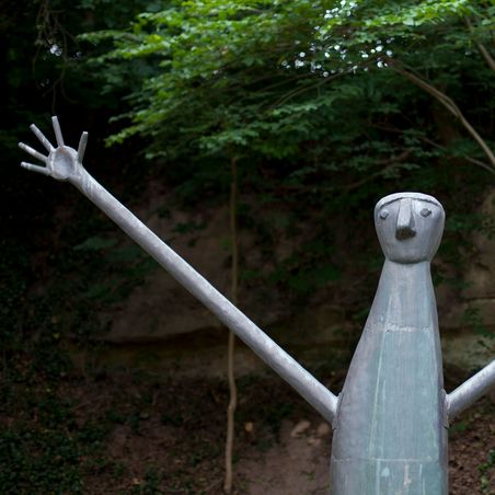 Heinrich Kirchner Skulpturengarten – Schlanke Gestalt
